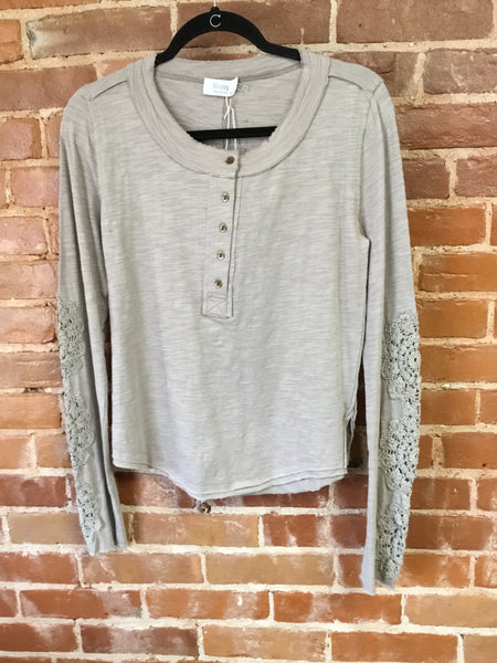 Taupe Bluivy Longsleeve with buttons and crochet sleeves